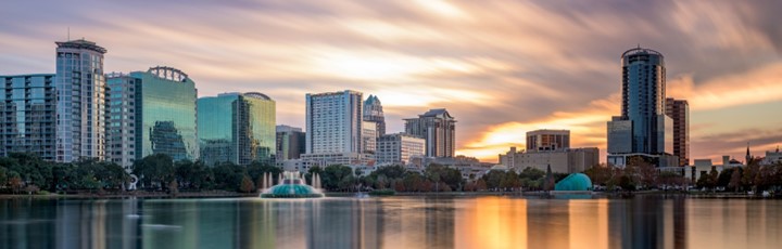 Skyline von Orlando vom Wasser aus bei Sonnenuntergang.