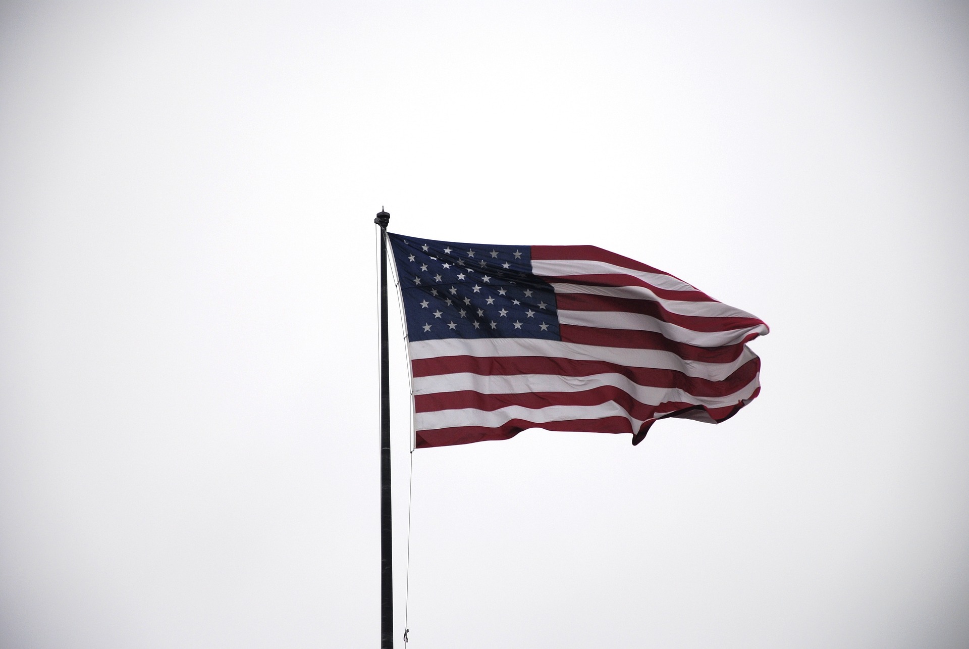 Foto: Eine Flagge der USA weht im Wind.