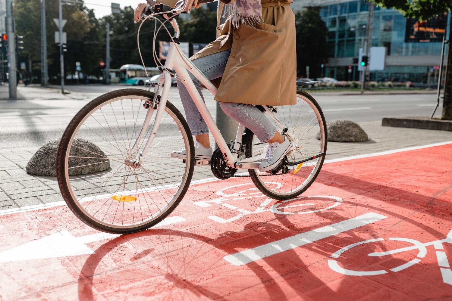 Frau fährt ein Fahrrad auf dem Fahrradweg