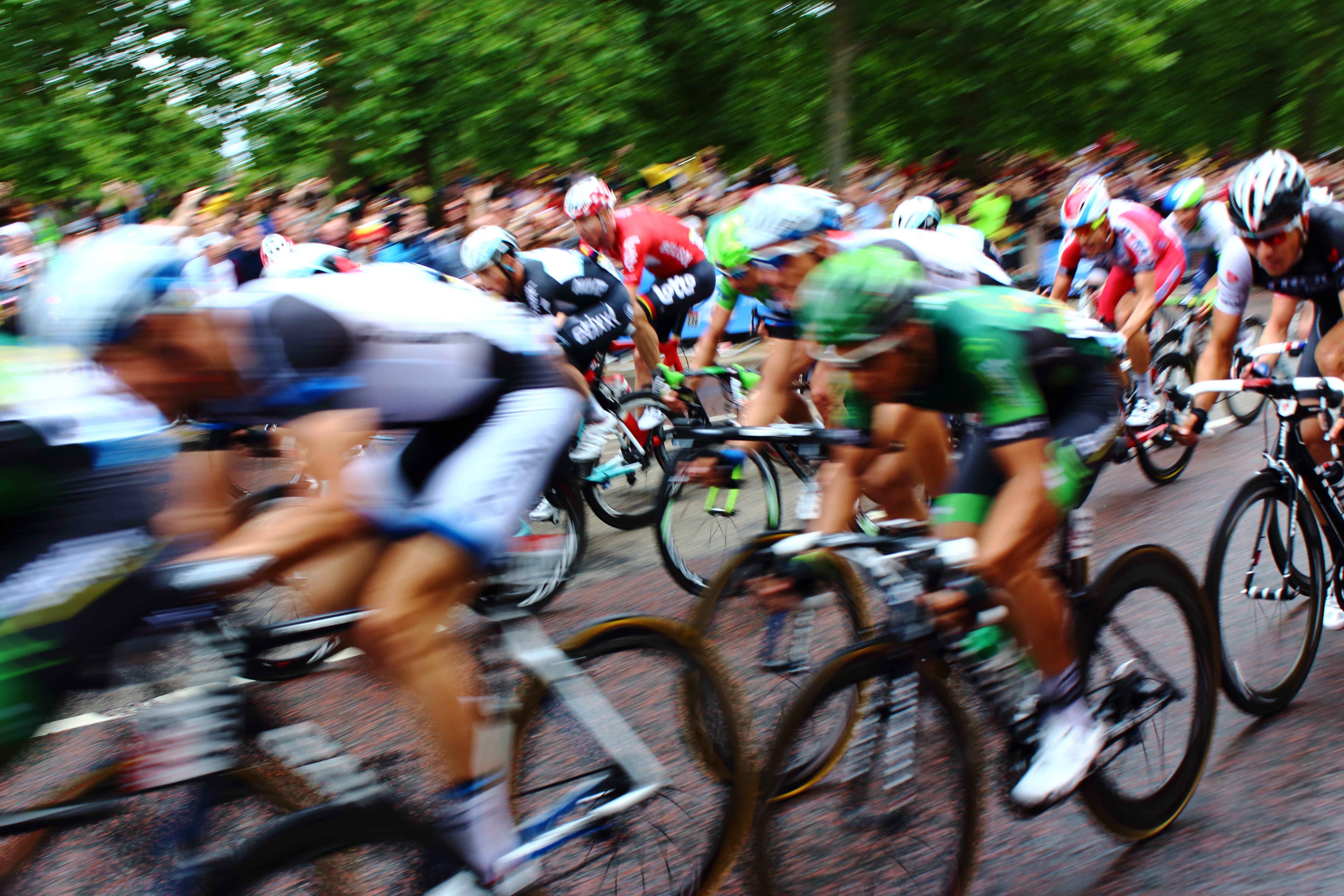 Foto: Ein Peleton bei der Tour de France rast dicht an dicht an Zuschauern vorbei.