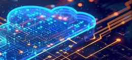 Bild: eine leuchtende, blau schimmernde Cloud, die mit einem komplexen Netzwerk aus Datenströmen und Schaltkreisen verbunden ist