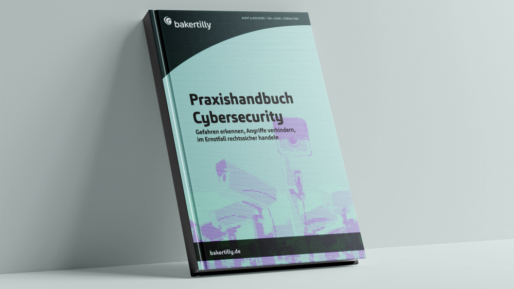 Foto: Ein Buch lehnt an einer Wand. Es handelt sich um das Praxishandbuch Cybersecurity von Baker Tilly.