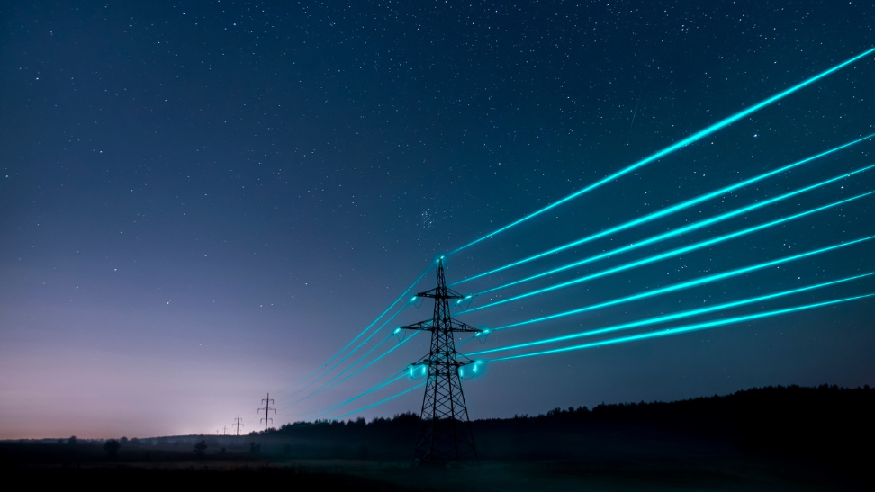 Bild: ein Strommast in einer nächtlichen Landschaft mit leuchtenden, blauen Energielinien