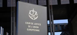 Photo: Picture in front of the European Court of Justice. The emblem of the ECJ can be seen on it: CVRIA is written above two laurel branches.