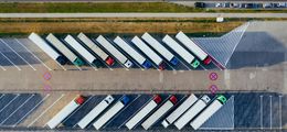 Bild: Mehrere Lastwagen aus der Vogelperspektive, die nebeneinander parken