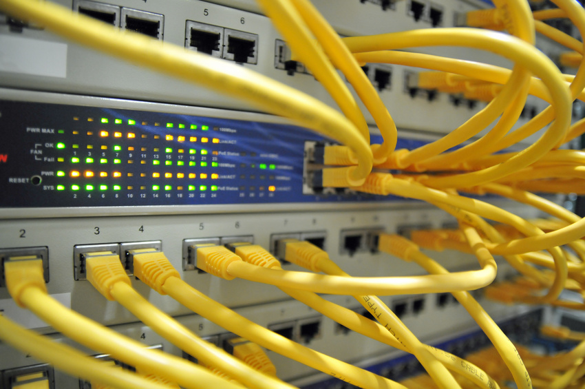 Photo: A server to which yellow cables are connected.