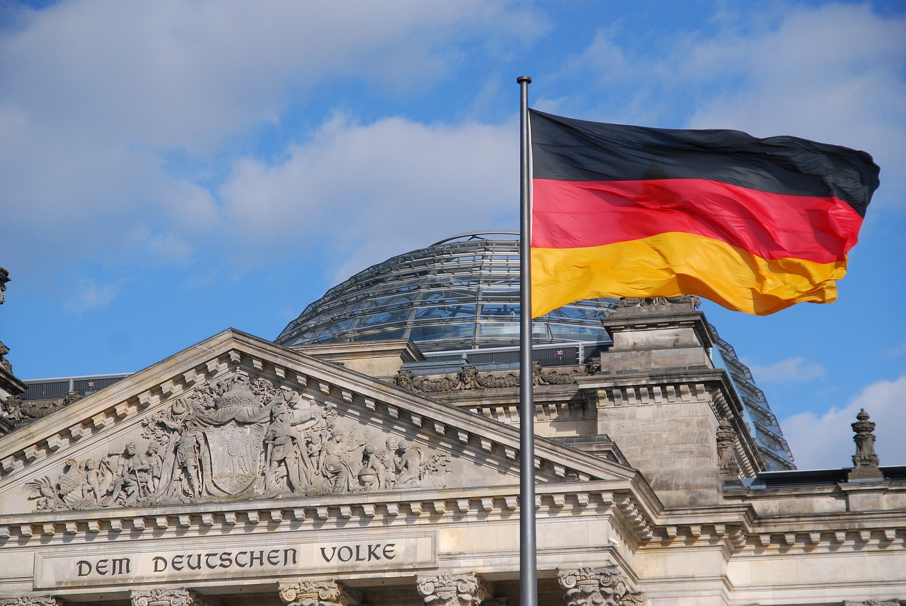 Die deutsche Flagge weht vor dem Parlament